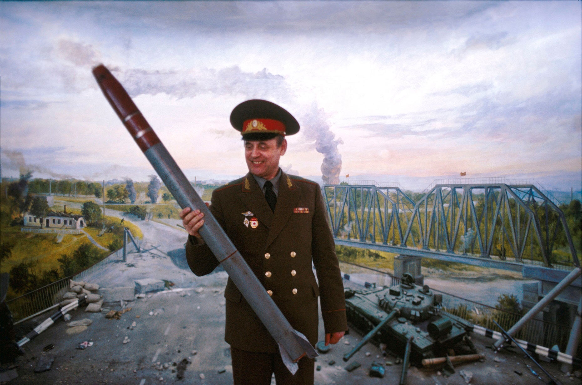 Jonas Bendiksen — Satellieten (Satellites)