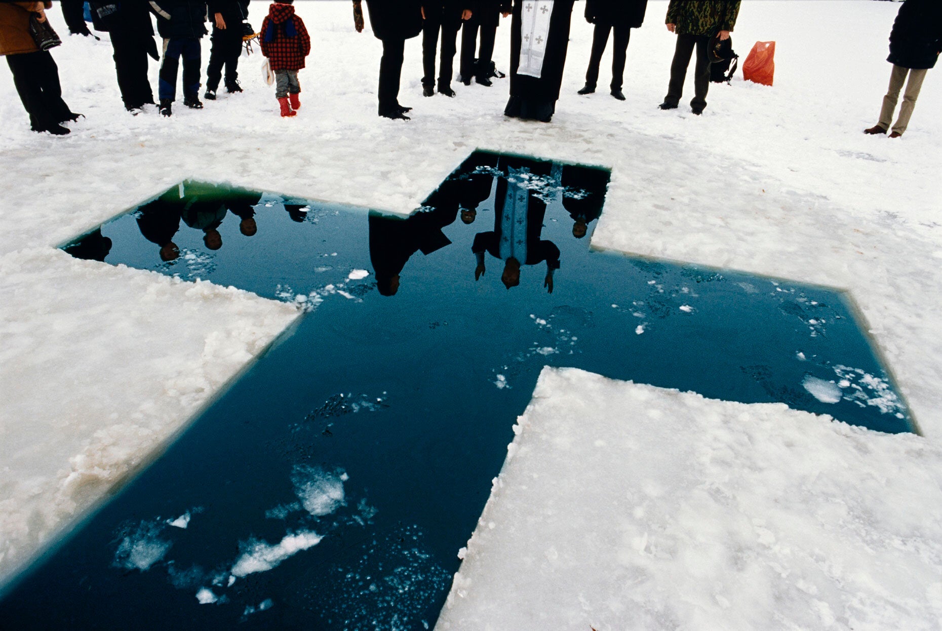 Jonas Bendiksen — Satellieten (Satellites)