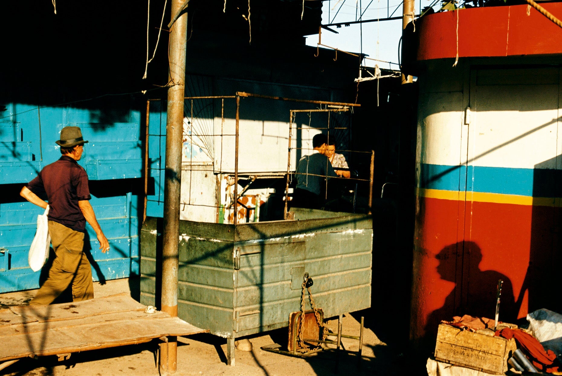 Jonas Bendiksen — Satellieten (Satellites)