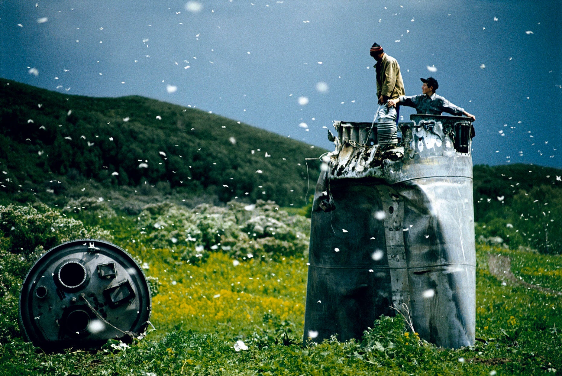 Jonas Bendiksen — Satellieten (Satellites)